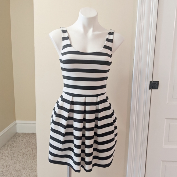 Bethany Mota Dresses & Skirts - 💘Bethany Mota black and white fit and flare dress